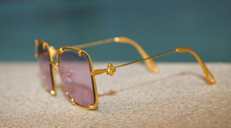 Τα πρώτα χρυσά γυαλιά ηλίου "The Royal Bee" από το σχεδιαστή Γιάννο Ιωάννου του Central Saint Martins