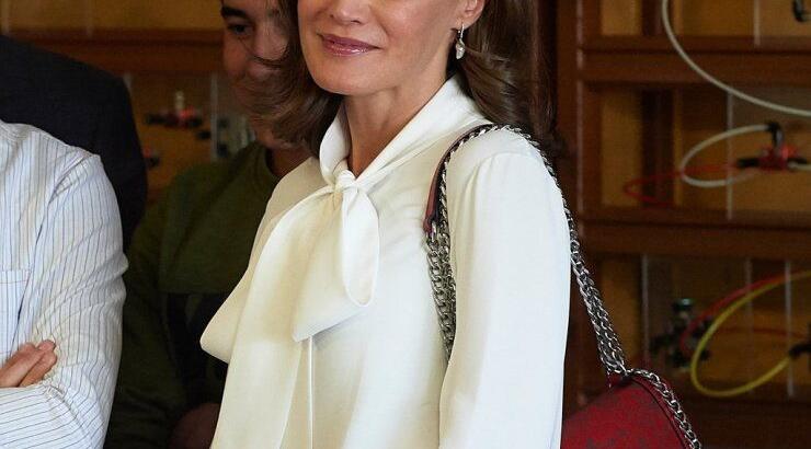 Η βασίλισσα της Ισπανίας επέλεξε να κρατήσει μια Zara τσάντα