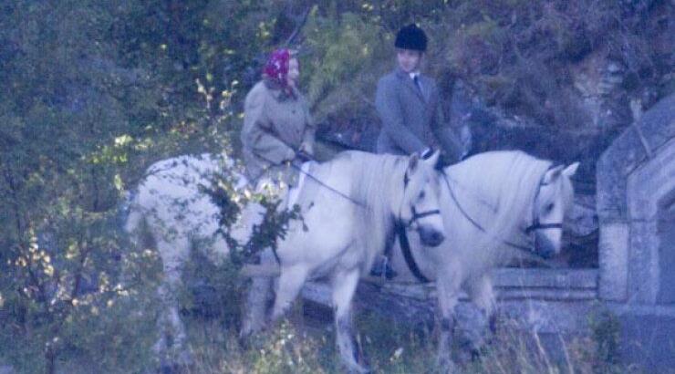 Η βόλτα της βασίλισσας Ελισάβετ με το άλογο!