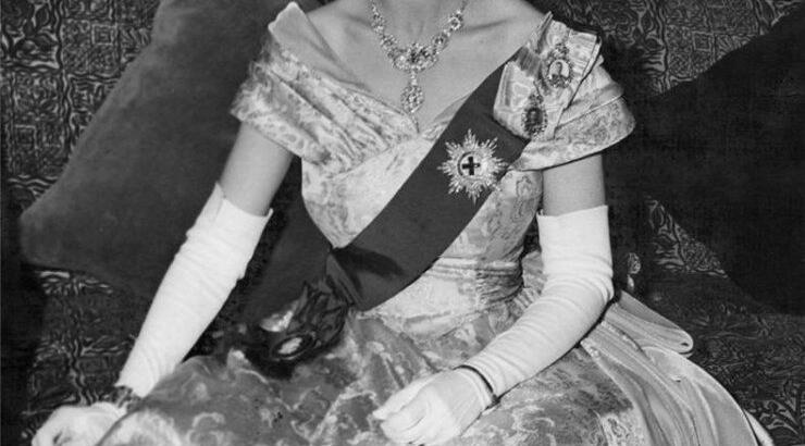 Η Βασίλισσα Ελισάβετ «ανοίγει» τη γκαρνταρόμπα της [εικόνες]