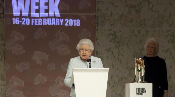 Η βασίλισσα Ελισάβετ παρευρέθηκε για πρώτη φορά στην εβδομάδα μόδας του Λονδίνου