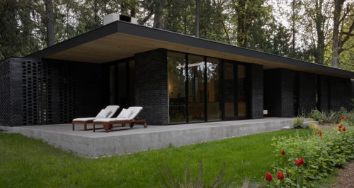 Μέσα στο σπίτι ενός αρχιτέκτονα, κρυμμένο ανάμεσα σε δέντρα