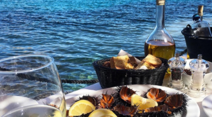 Ποια επώνυμη Κύπρια απολαμβάνει αυτό το γεύμα δίπλα στη θάλασσα;