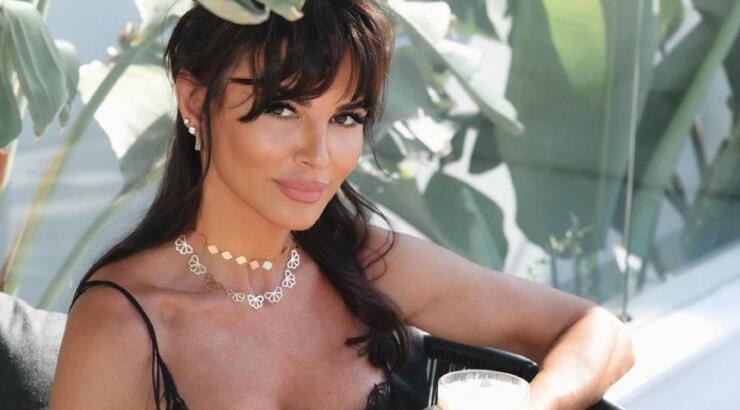 Ramona Filip: Ποζάρει με τα σανδάλια που θέλουν όλες οι fashionistas