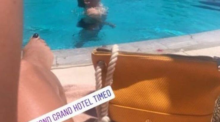 Επώνυμη της κυπριακής showbiz τρέλανε τους διαδικτυακούς της φίλους με τα αψεγάδιαστα πόδια της!