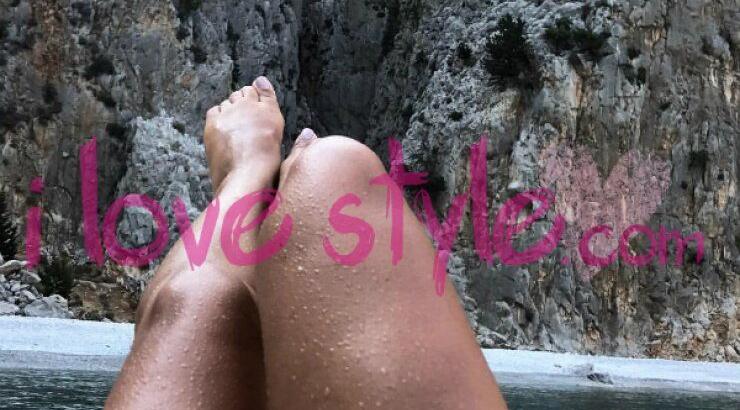 Επώνυμη της κυπριακής showbiz "ρίχνει" το instagram ποστάροντας φωτογραφία με τα καλλίγραμμά της πόδια!