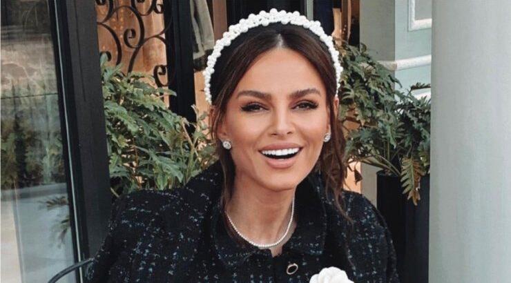 Ramona Filip: Σου δείχνει πώς να κάνεις μόνη στο σπίτι το ανέμελο wave look της [βίντεο]