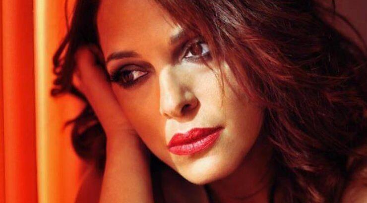 Η Ελένη Ράντου «σκίζει» τους διάσημους στο Facebook