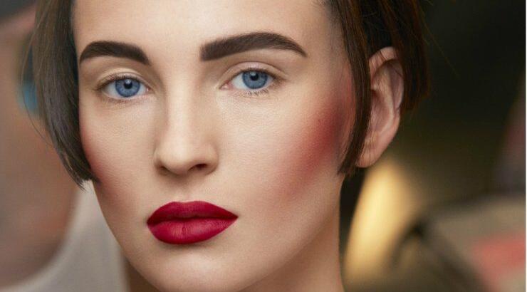 Επέλεξε ένα από τα επτά κραγιόν σε dark red απόχρωση