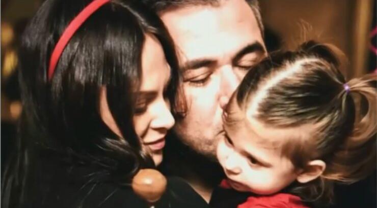 Υβόννη Μπόσνιακ: Φωτογράφισε τον Αντώνη Ρέμο λίγο πριν ανέβει στη σκηνή με την κόρη τους [εικόνα]