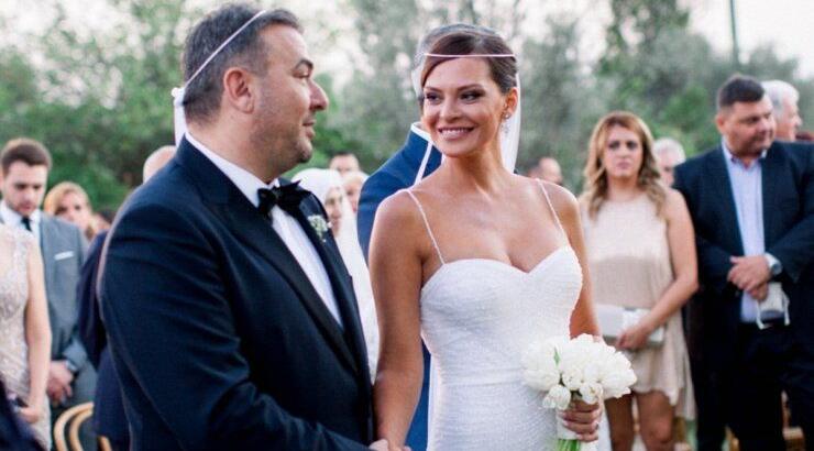 Η Υβόννη Μπόσνιακ μας δείχνει για πρώτη φορά τα νυφικά της γοβάκια!