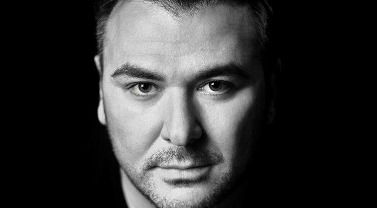 Αντώνης Ρέμος: "Θα μπορούσα να είχα μπλέξει με πάθη, με ναρκωτικά, να διαλυθεί το σπίτι μου, να διαλυθεί η μάνα μου, η αδερφή μου, η οικογένειά μου..."