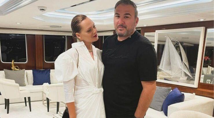 Ρέμος - Μπόσνιακ: Με την κορούλα τους Ελένη, σε παραλία της Μυκόνου [εικόνες]