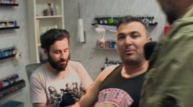 Δείτε τον Αντώνη Ρέμο να κάνει τατουάζ live!