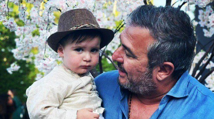 Ο Αντώνης Βαρδής Junior χορεύει με πάθος στο αυτοκίνητο το τραγούδι του νονού του, Αντώνη Ρέμου [βίντεο]