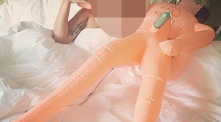 Ποια πασίγνωστη τραγουδίστρια έκανε sex με πλαστική κούκλα λέγοντας "βάλαμε και προστασία;" [εικόνες]