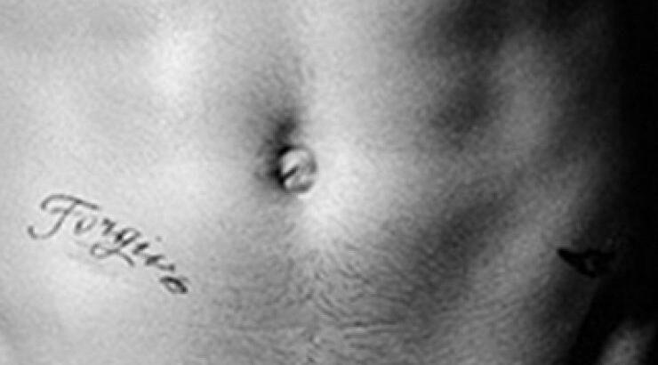 Δείτε ποιος γνωστός τραγουδιστής τα έβγαλε όλα κι έμεινε με… την πετσέτα!