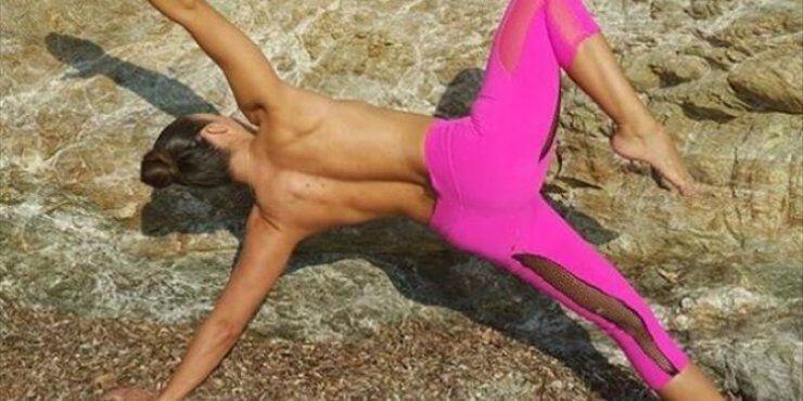 Γνωστή Ελληνίδα κάνει γυμναστική topless στη θάλασσα ακόμα και το Νοέμβριο