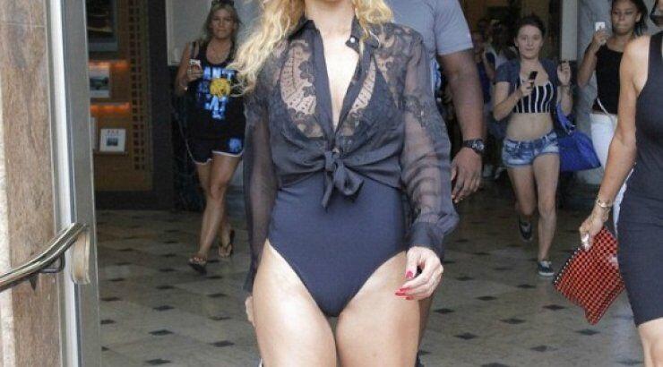 Η Ριάνα πήγε για ψώνια με το μαγιό της!