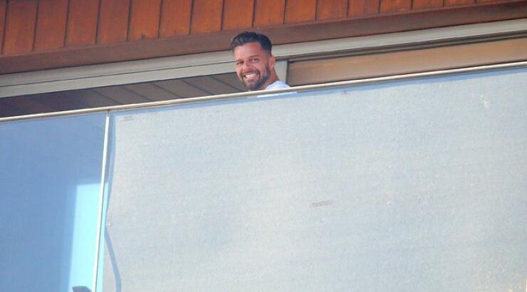 Τι κάνει ο Ricky Martin στο μπαλκόνι; [φωτογραφίες]