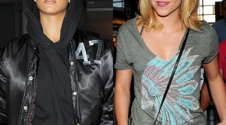 H Rihanna ξαπλώνει στα πόδια της Shakira! [εικόνα]