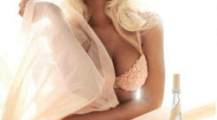 Rihanna: Γυμνή για τη νέα καμπάνια του αρώματός της