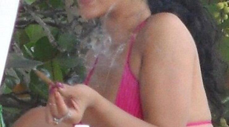 Η Rihanna και το ύποπτο τσιγάρο