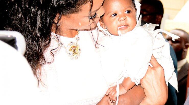 Η Rihanna έγινε νονά [εικόνες]