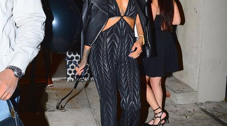 Η Rihanna το έριξε και πάλι έξω [εικόνες]