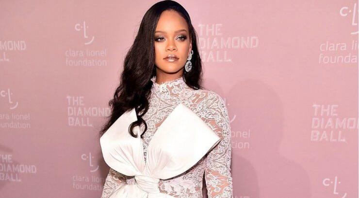 Συμβουλές για να κάνεις μόνη στο σπίτι το dewy look της Rihanna