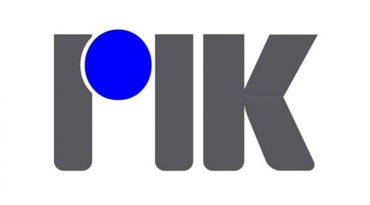 Παρουσιάστρια του ΡΙΚ ανεβαίνει τα σκαλιά της εκκλησίας το καλοκαίρι 