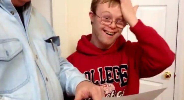 Δείτε την αντίδραση ενός παιδιού με σύνδρομο down όταν μαθαίνει πως έγινε δεκτός στο Πανεπιστήμιο