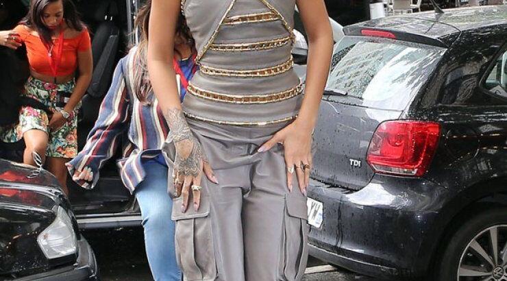 Η Rihanna στο Παρίσι…ντυμένη [εικόνες]