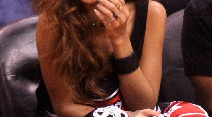 Rihanna: Περνά και μόνη της καλά! 