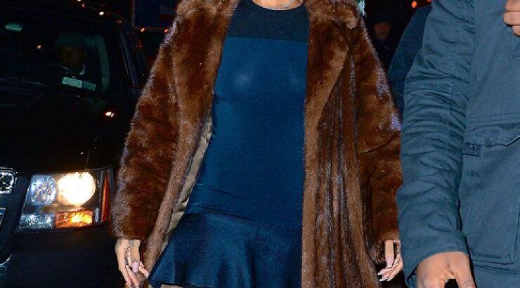 Rihanna: Κάτω από το φόρεμα οι ζαρτιέρες 