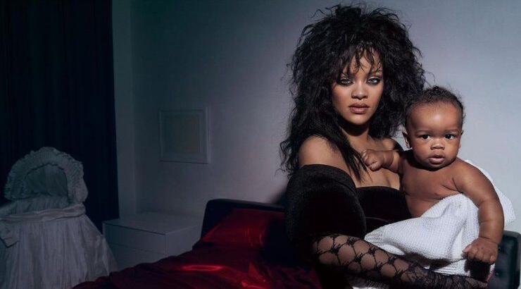 Rihanna: Η εγκυμονούσα τραγουδίστρια αγκαλιά με τον γιο της μας δείχνει τη φουσκωμένη της κοιλίτσα 