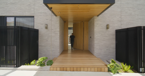 Μέσα σε ένα σπίτι με μια αυλή που μοιάζει με έναν μυστικό κόσμο