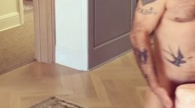 Πασίγνωστος τραγουδιστής τελείως γυμνός στο instagram!