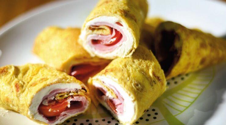 Ρολά λεπτής οµελέτας µε ζαµπόν, τοµατίνια και τυρί κρέµα