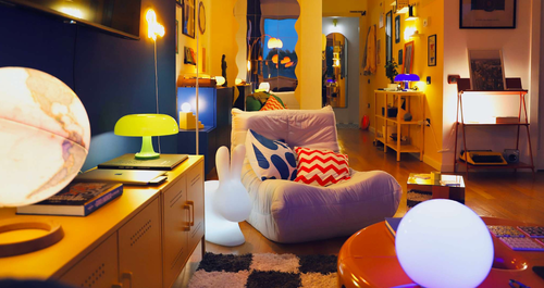 Ένα παλιομοδίτικο διαμέρισμα στη Ρώμη ανακαινίστηκε με οικονομικό και εξαιρετικά πολύχρωμο τρόπο