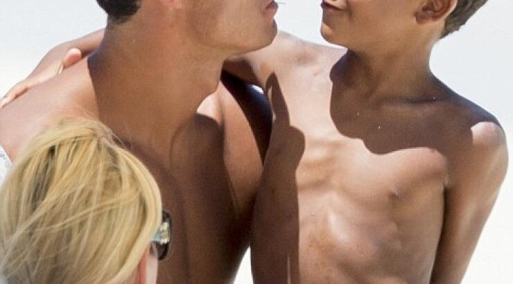 Cristiano Ronaldo: Δείτε τον γιο του να παίζει ποδόσφαιρο στην παραλία!