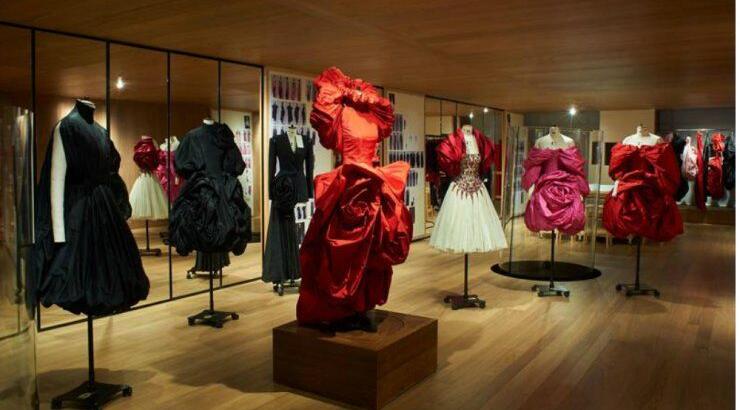 Roses: Μια εκπληκτική έκθεση του βρετανικού οίκου Alexander McQueen