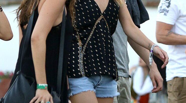 Ξεκίνησε τα καυτά σορτς η Rosie Huntington-Whiteley [εικόνες]