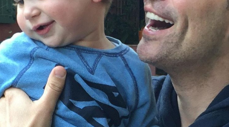 Ότι πιο χαριτωμένο θα δεις σήμερα! Ο μικρός γιος Ρουβά – Ζυγούλη κρατάει το μικρόφωνο έτοιμος να τραγουδήσει!