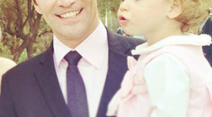 Ο Σάκης Ρουβάς φωτογραφίζει την κόρη του Αριάδνη στο υπέροχο σαλόνι του σπιτιού τους!