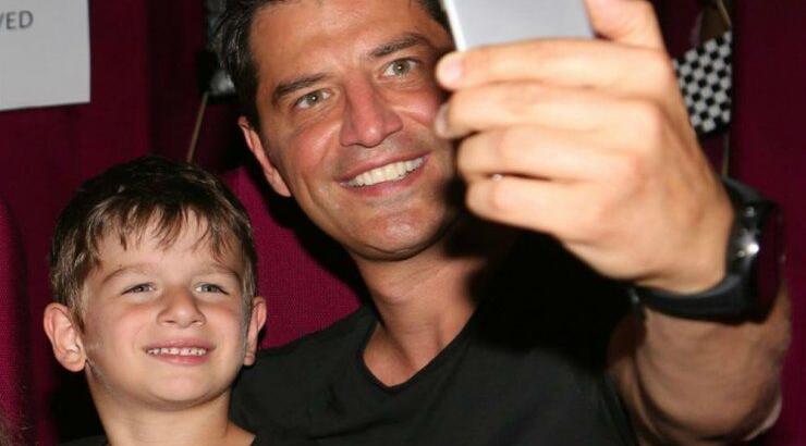 Σάκης Ρουβάς: Παιχνίδια στο σαλόνι του σπιτιού του με τον γιο του, Αλέξανδρο! [εικόνα]