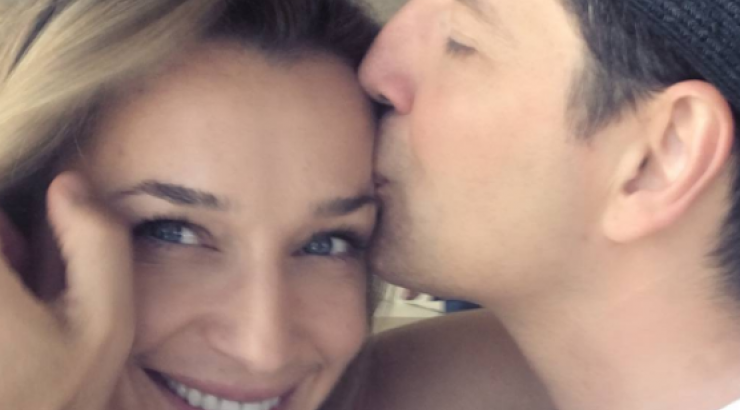 Δείτε την Κάτια Ζυγούλη ντυμένη στα λευκά στην Αρχιεπισκοπή στο πλάι του Σάκη Ρουβά!