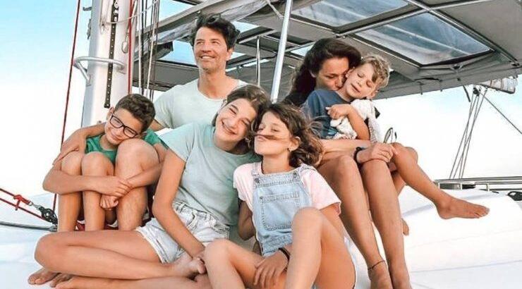 Σάκης Ρουβάς – Κάτια Ζυγούλη: Με τα τέσσερα παιδιά τους για ψώνια [εικόνα]