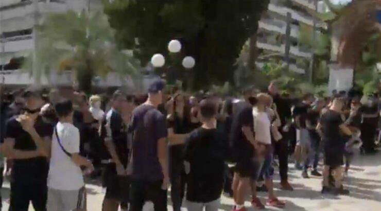  Πλήθος κόσμου μαζεύτηκε για το τελευταίο αντίο στον Mad Clip [βίντεο]