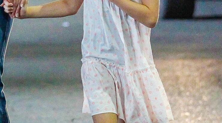 H 7χρονη Suri Cruise υψώνει το μεσαίο δάχτυλο στους παπαράτσι 